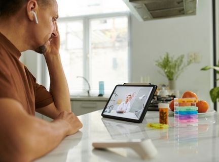 mmj doctor consult with patient